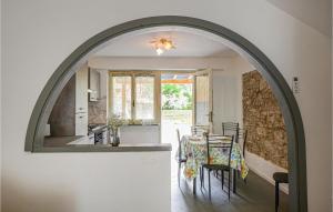 un arco en una cocina con mesa y sillas en 1 Bedroom Cozy Apartment In Camaiore, en Camaiore