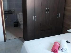 bagno con servizi igienici e lavandino con asciugamani di Suites Jatiuca a Maceió
