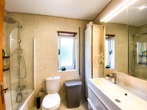 uma casa de banho com um WC, um chuveiro e um lavatório. em Mar&Sal Vila do Conde em Vila do Conde