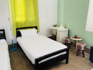 Rúm í herbergi á City Hostel Dormitory