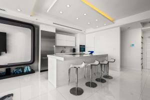 een keuken met een aanrecht en krukken in een kamer bij Oceanview Penthouse Condo at Decoplage -PH6 in Miami Beach