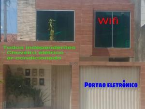 un edificio con un cartel de wii en el costado en Suites Jatiuca en Maceió