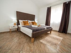 Un dormitorio con una cama grande y una ventana grande en Beautiful Holiday Home "Villa Luka", en Kaštel Štafilić 31 fotos más