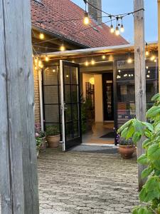 een toegang tot een huis met verlichting en planten bij Room 17 - Hawkraft kulturhotel in Vestervig