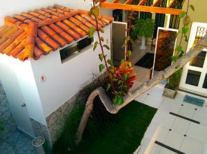 a house with a flower arrangement in front of it at Hostal La Rivera in Huanchaco