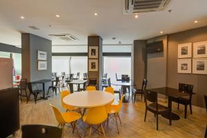 una sala da pranzo con tavoli e sedie di Rio Design Copacabana Hotel a Rio de Janeiro Altre 66 foto