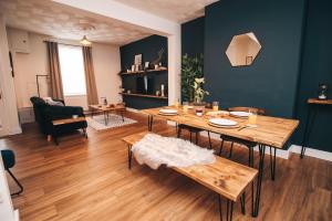 een woonkamer met een tafel en een eetkamer bij Commercial House, By Solace Stays in Newport