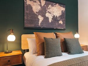 Coronation House by Solace Stays في ميرثير تيدفيل: غرفة نوم مع سرير مع خريطة على الحائط