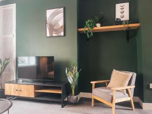 TV a/nebo společenská místnost v ubytování Coronation House by Solace Stays