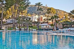 a large swimming pool with trees and a mountain at BQ Belvedere Hotel in Palma de Mallorca