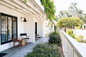 eine Terrasse mit Stühlen und einem Tisch auf einem Haus in der Unterkunft Hotel Carmel in Carmel