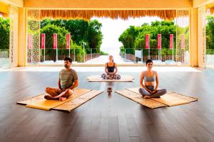 un grupo de personas sentadas en una clase de yoga en Paradisus La Perla - Adults Only - Riviera Maya - All Inclusive en Playa del Carmen