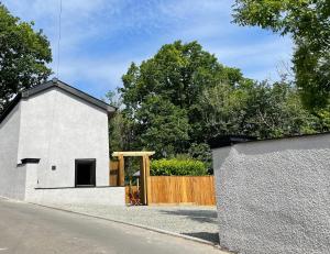 een kleine witte kerk met een houten hek bij Falls Cottage by Solace Stays in Merthyr Tydfil