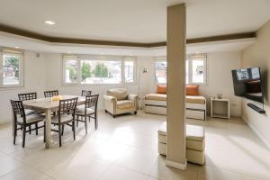 Una sala de estar con mesa y sillas y un dormitorio. en Gente del Sur - Yehuin, en Ushuaia