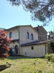 Casa blanca grande con ventanas y patio en Borgo de' Muracci, en Ribolla