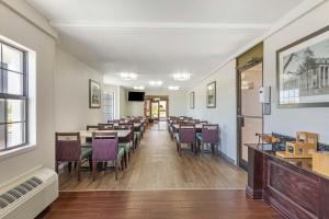 uma sala de jantar com mesas e cadeiras em Best Western Athens Inn em Athens