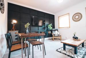 un comedor con una pared negra en Partridge Apartment by Solace Stays, en Cardiff