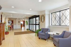 a lobby with two chairs and a waiting room at Best Western Plus The Inn at Sharon/Foxboro in Sharon