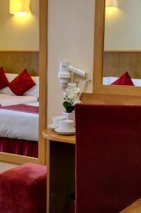 a hotel room with a mirror and a table with dishes at Best Western London Highbury in London