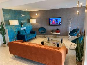 TV a/nebo společenská místnost v ubytování Best Western Plus Hôtel la Rade