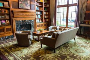 a living room with a couch and a fireplace at Royal Park Hotel in Rochester