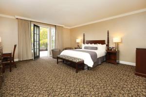 Кровать или кровати в номере Royal Park Hotel