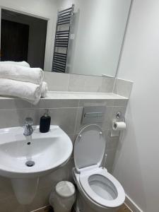 Koupelna v ubytování Brand New Posh 1 Bed Lakeside Flat No parties No Events