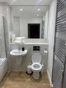 Koupelna v ubytování Brand New Posh 1 Bed Lakeside Flat No parties No Events