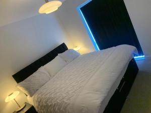 Postel nebo postele na pokoji v ubytování Brand New Posh 1 Bed Lakeside Flat No parties No Events