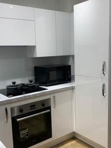 Kuchyň nebo kuchyňský kout v ubytování Brand New Posh 1 Bed Lakeside Flat No parties No Events