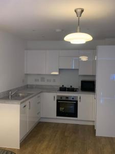 Kuchyň nebo kuchyňský kout v ubytování Brand New Posh 1 Bed Lakeside Flat No parties No Events