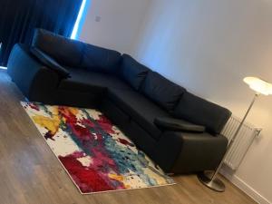 Posezení v ubytování Brand New Posh 1 Bed Lakeside Flat No parties No Events