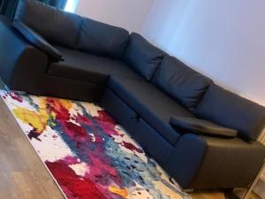 Posezení v ubytování Brand New Posh 1 Bed Lakeside Flat No parties No Events