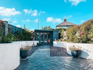 una casa con una puerta azul y algunas plantas en Ty Fry Gardens, en Cardiff