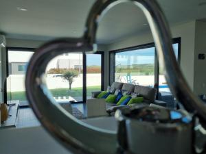 邦巴拉爾的住宿－Villa Joia，客厅的镜子反射,客厅配有沙发