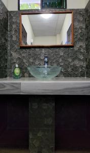 - Baño con lavabo y espejo en Altea Hostal en Santa Ana