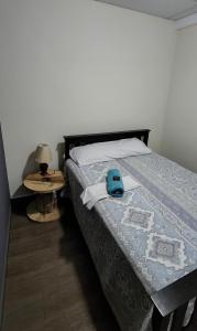 1 dormitorio con 1 cama con sombrero azul en Altea Hostal en Santa Ana