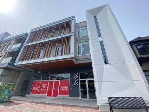 ein Gebäude mit einer Bank davor in der Unterkunft Perfect Brand New Condo Downtown Sidney in Sidney