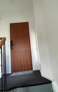un couloir avec une porte en bois dans un bâtiment dans l'établissement Studio à Centre ville de BRIVE LA GAILLARDE, à Brive-la-Gaillarde