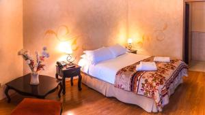 - une chambre d'hôtel avec un lit et une table avec un sidx dans l'établissement Latacunga Hostel, à Latacunga