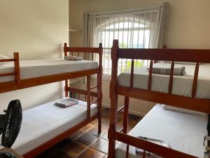 Tempat tidur susun dalam kamar di Sunset Hostel Guarujá