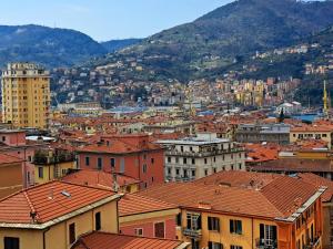 Blick auf eine Stadt mit Gebäuden und Bergen in der Unterkunft Relais di gusto in La Spezia