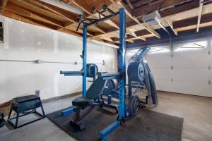 einen Fitnessraum mit Laufband-Maschine in einem Zimmer in der Unterkunft Private Heated Pool Oasis/Disney/Retro Arcade/Gym in Placentia