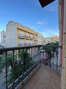 balcone con vista su un edificio di Apartamentos PENSI a Jódar