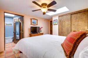 1 dormitorio con 1 cama y ventilador de techo en Charming Santa Fe Vacation Rental - Near Casino, en Pojoaque