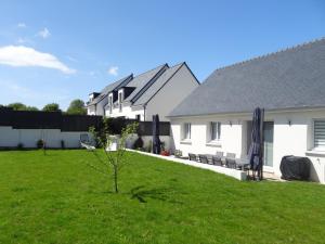 une maison blanche avec une cour dotée d'une pelouse dans l'établissement Maison Sarzeau, 4 pièces, 6 personnes - FR-1-639-53, à Sarzeau