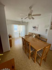 - un salon avec une table et un canapé dans l'établissement Apartamento en segunda linea en playa de Gandia, à Playa de Gandia