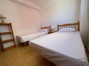 Łóżko lub łóżka w pokoju w obiekcie Apartamento en segunda linea en playa de Gandia