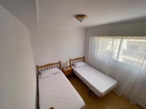 Łóżko lub łóżka w pokoju w obiekcie Apartamento en segunda linea en playa de Gandia