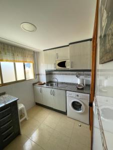Kuchnia lub aneks kuchenny w obiekcie Apartamento en segunda linea en playa de Gandia